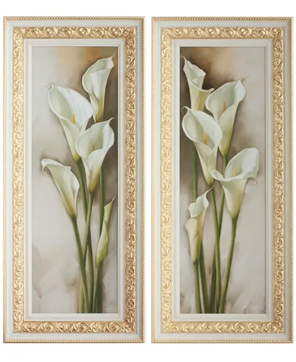 Cornice in legno massello color avorio, finemente lavorata e dorata a foglia per esaltarne i dettagli. La superficie è elegante e luminosa, con dettagli in rilievo percepibili al tatto. All'interno è raffigurata un'immagine di calle, dai contorni semplici e armoniosi, che contrastano con la ricchezza della cornice.