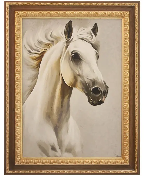 Immagine di un cavallo bianco con cornice rettangolare con bordo largo dorato a foglia e decorazioni in rilievo lungo i lati. Il bordo interno ornamentale crea un effetto elegante e tridimensionale.