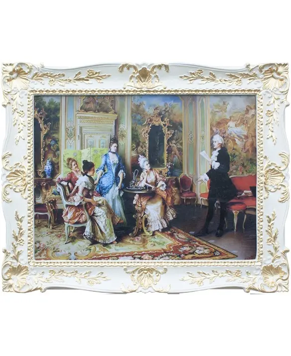 Elegante cornice decorativa in stile rococò con scena aristocratica del XVIII secolo. L'opera raffigura un raffinato salotto europeo con figure in abiti d'epoca, evocando cultura, convivialità e lusso. Ideale per interior design di prestigio, showroom e spazi espositivi.