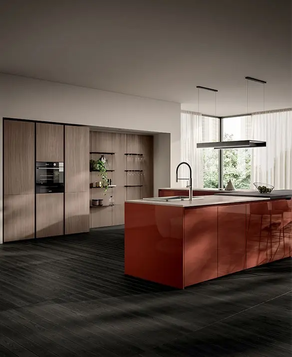 Essenza - cucina con isola, ante decorativo Noce Classic, ante laccato lucido e opaco Mattone, ante Air Box telaio alluminio sagomato finitura Grigio Antracite con vetro fumé trasparente.