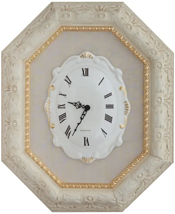 Orologio da parete con quadrante in ceramica bianca e dettagli in oro zecchino. E' inquadrato da una cornice in legno massello color avorio, con bordo interno dorato a foglia che aggiunge un tocco elegante e luminoso.