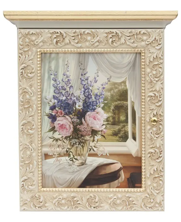 Portachiavi da parete in legno massello, solido e lavorato in rilievo con motivi decorativi. La superficie è di colore avorio, con dettagli in oro a foglia che evidenziano le decorazioni e riflettono leggermente la luce. Al centro è presente un'immagine decorativa, mentre nella parte interna nascosta, sono inseriti ganci per appendere le chiavi. Elegante e funzionale, adatto all'ingresso o ad altri ambienti della casa.