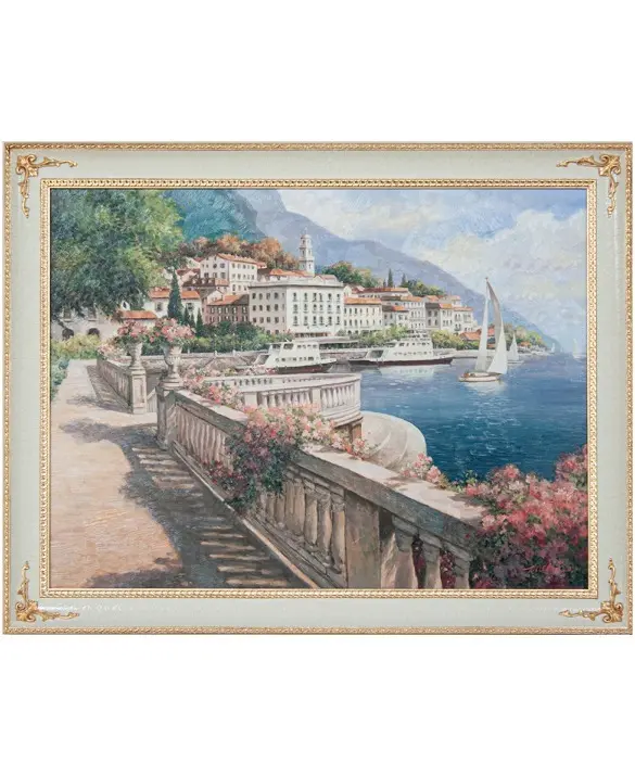 Splendida vista del lago di Como inquadrata da una cornice in legno massello di colore avorio con bordo interno ed esterno finemente lavorati e dorati a foglia.