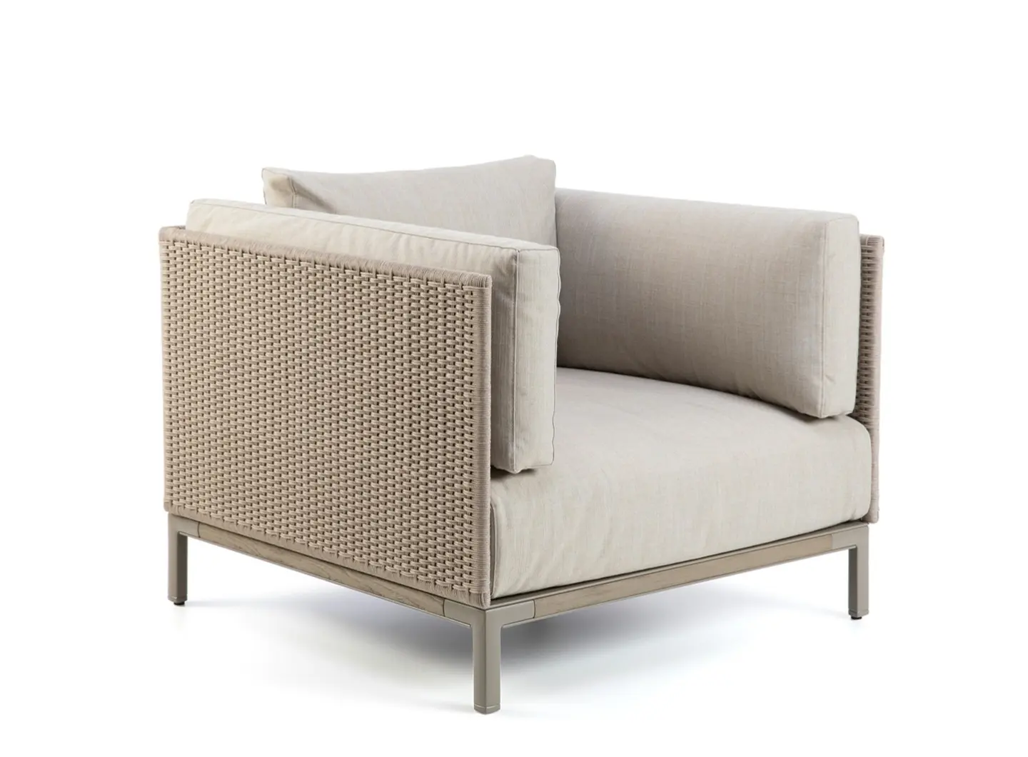 Baia Rope lounge armchair with woven rope structure and natural teak and aluminium details.