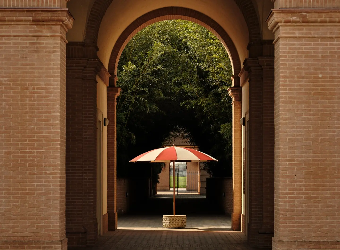 Ginko parasol with Patio Basket base