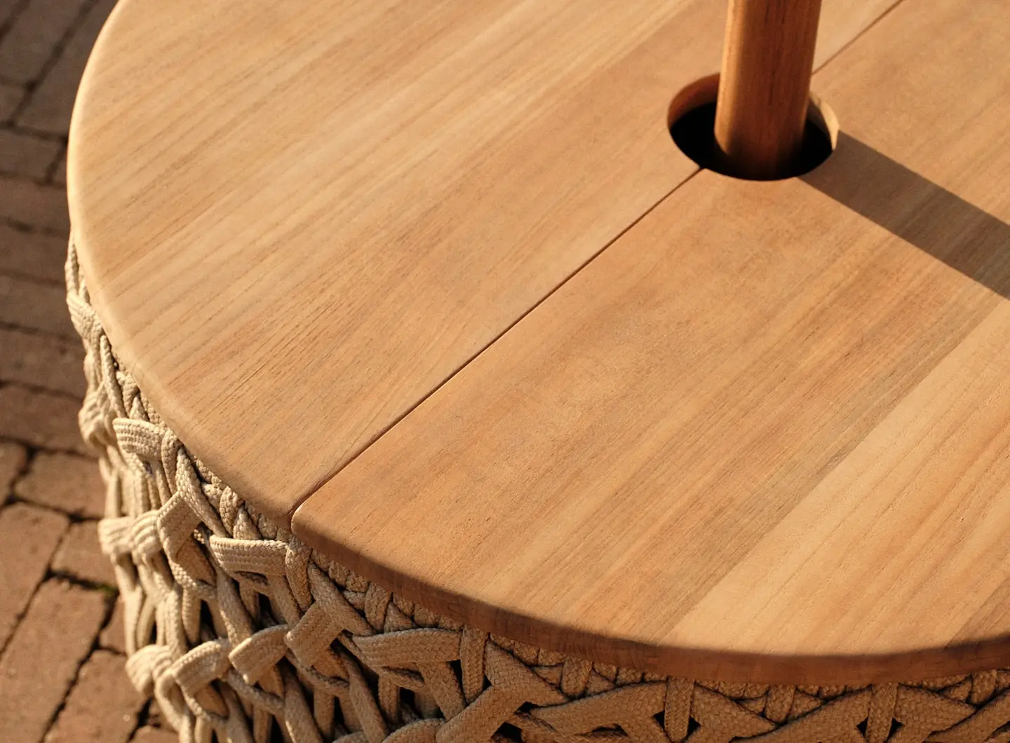 Dettaglio Patio Basket, con piano in teak naturale e base in corda Light Grey