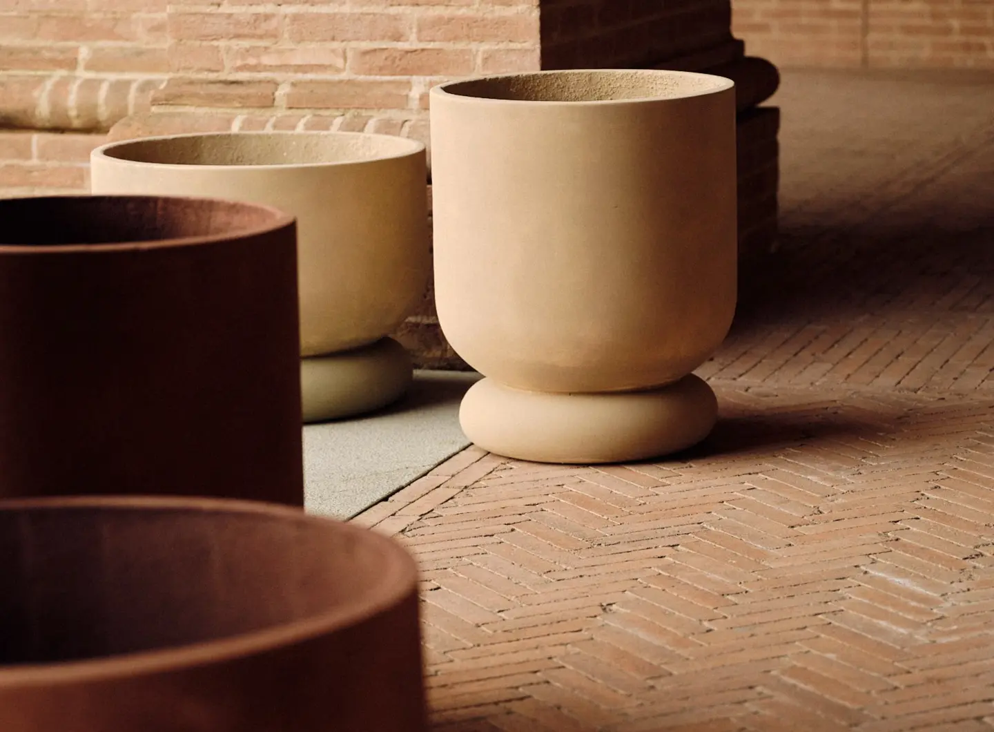 Detail of concrete pots in Rosso Mattone/Grigio Carbone and Sabbia/Mastice.