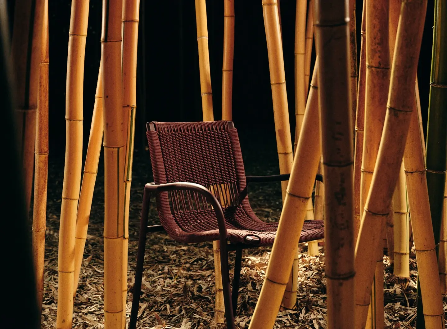 Sedia dining Betsy nella versione Red Burgundy in un setting all'aperto