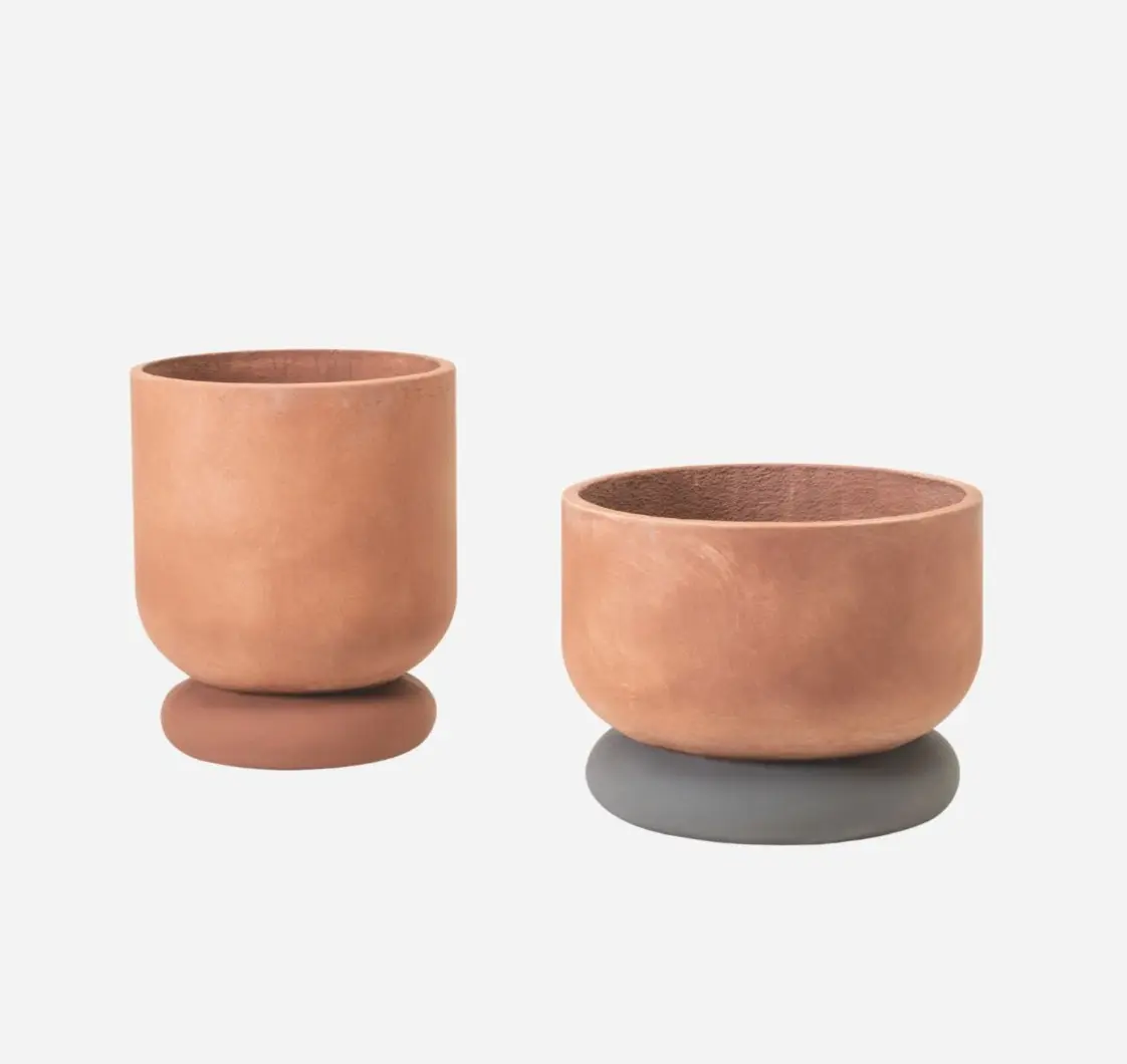 Concrete pots Rosso Mattone/Grigio Carbone, available in different sizes. 
