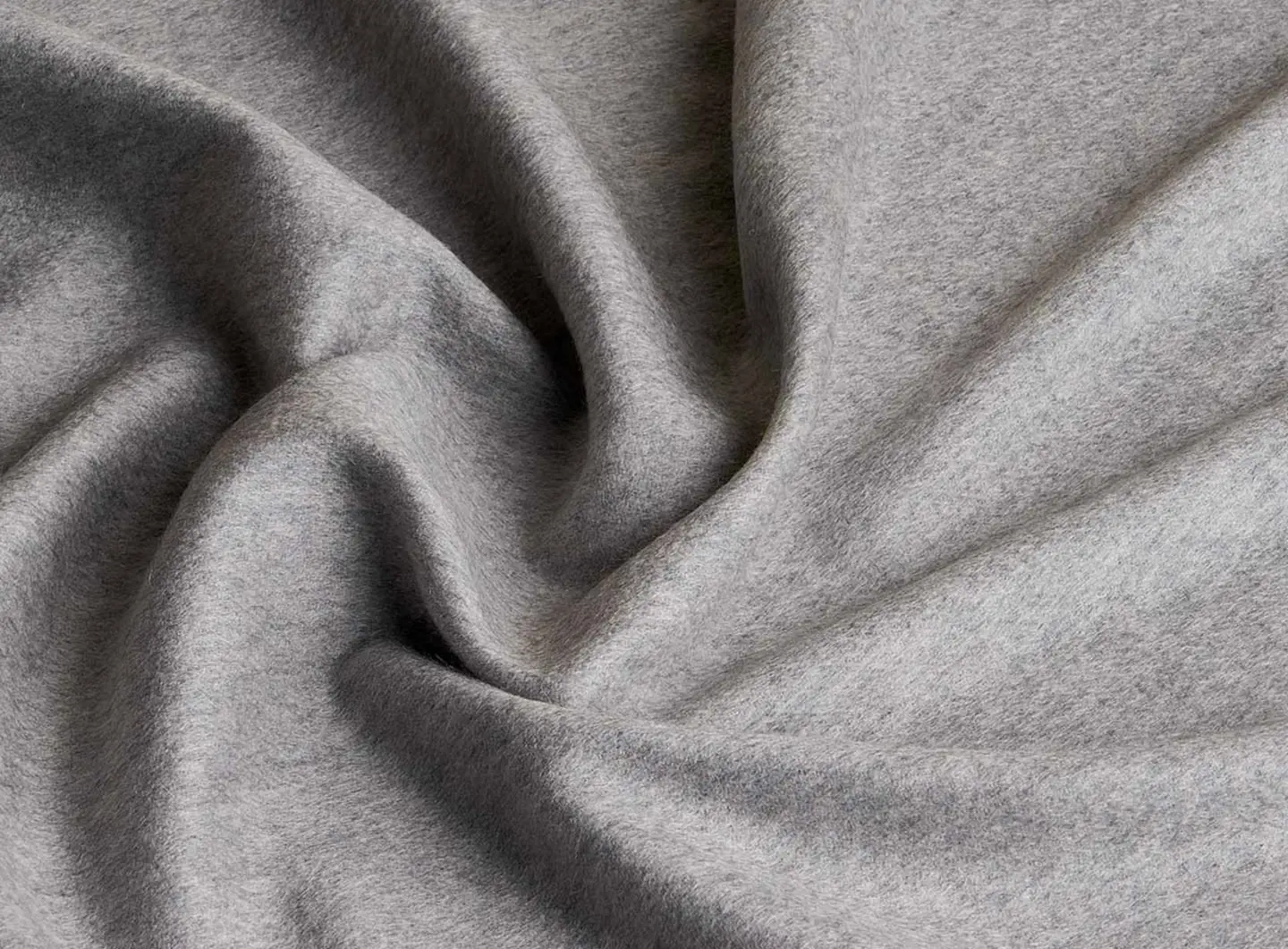 Plaid in puro cashmere Biancoperla dettaglio tessuto morbido alta qualità Made in Italy