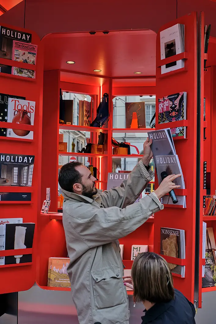 Holiday Interiors and Gardens: abitare come viaggio, Edouard Martin Rilhac, Design Kiosk, Piazza della Scala - Ph. Marco Mezzani