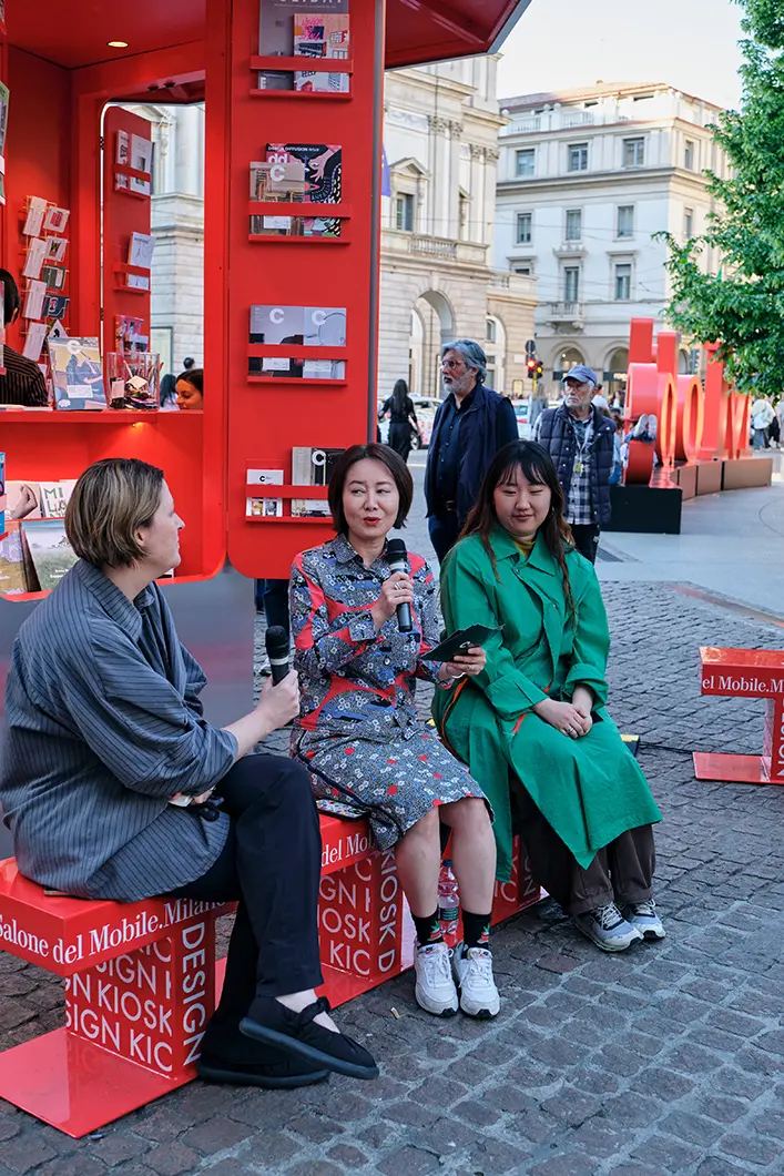 Magazine C: La sedia come formato editoriale, Sunkyung Jeon, Sunjin Kim con Francesca Spiller, Design Kiosk, Piazza della Scala - Ph. Marco Mezzani