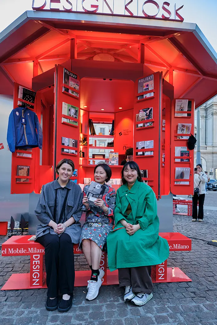 Magazine C: La sedia come formato editoriale, Sunkyung Jeon, Sunjin Kim con Francesca Spiller, Design Kiosk, Piazza della Scala - Ph. Marco Mezzani