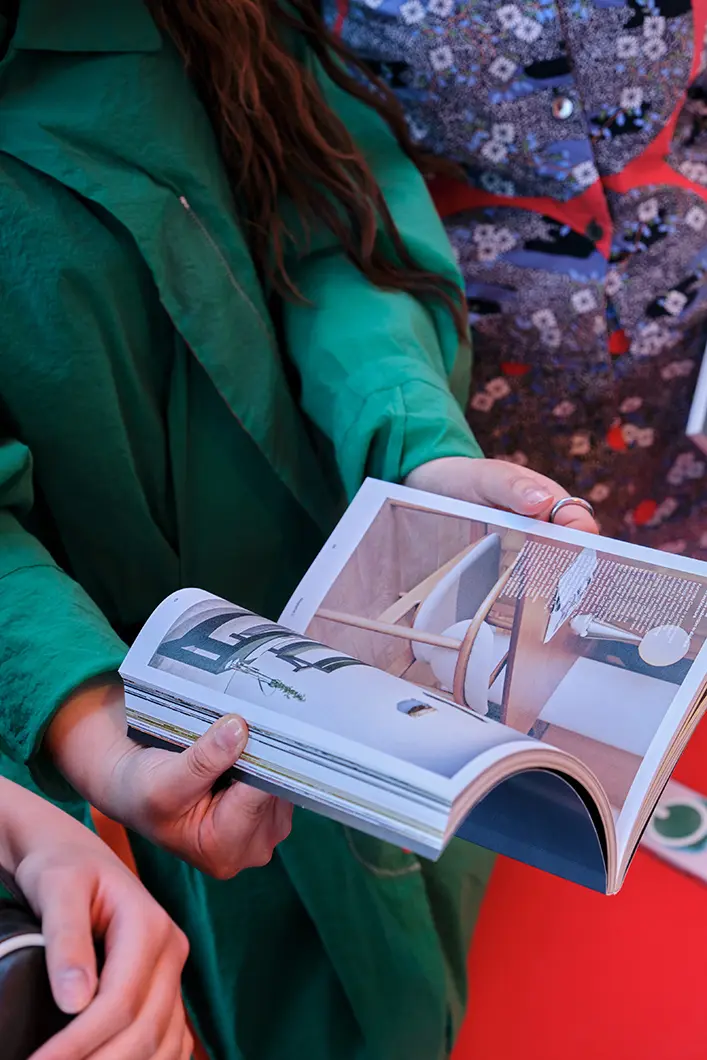 Magazine C: La sedia come formato editoriale, Sunkyung Jeon, Sunjin Kim con Francesca Spiller, Design Kiosk, Piazza della Scala - Ph. Marco Mezzani