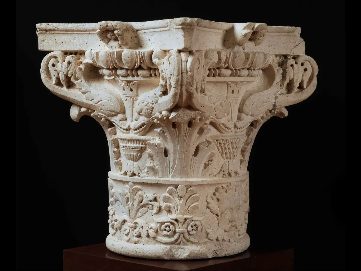 Capitello con delfini stilizzati in pietra d’Istria