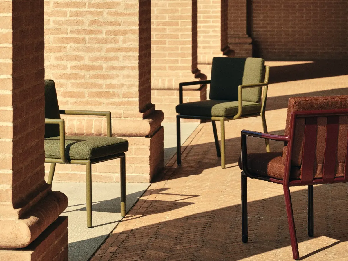 Vista dining chairs in two color options, in an outdoor setting