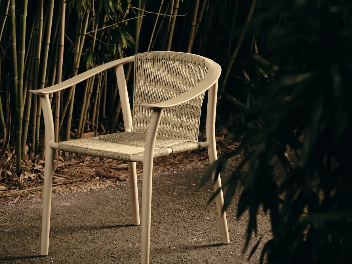 Nida chair with aluminium frame and rope seat in an outdoor setting