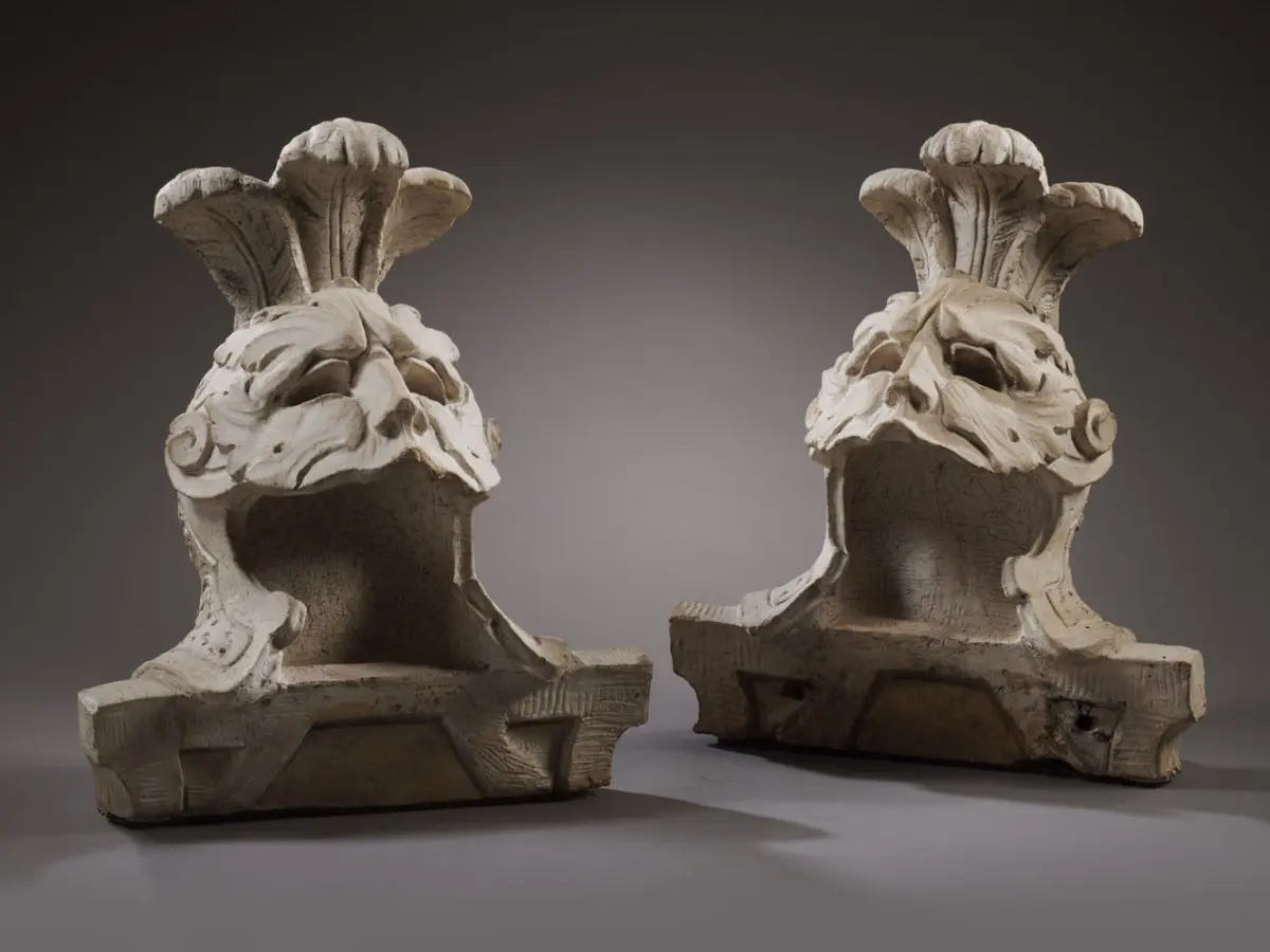 Manifattura Coade - Coppia di elmi