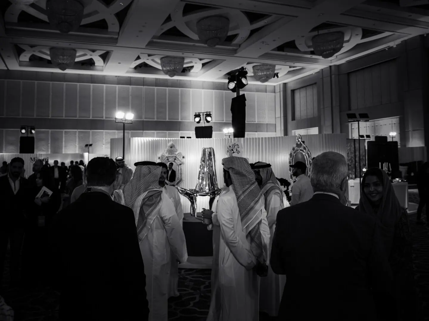 Vitturi Chair di ZAZA Maizon. Sedia in acciaio inossidabile ispirata alla cultura saudita - pezzo d'arte curatoriale