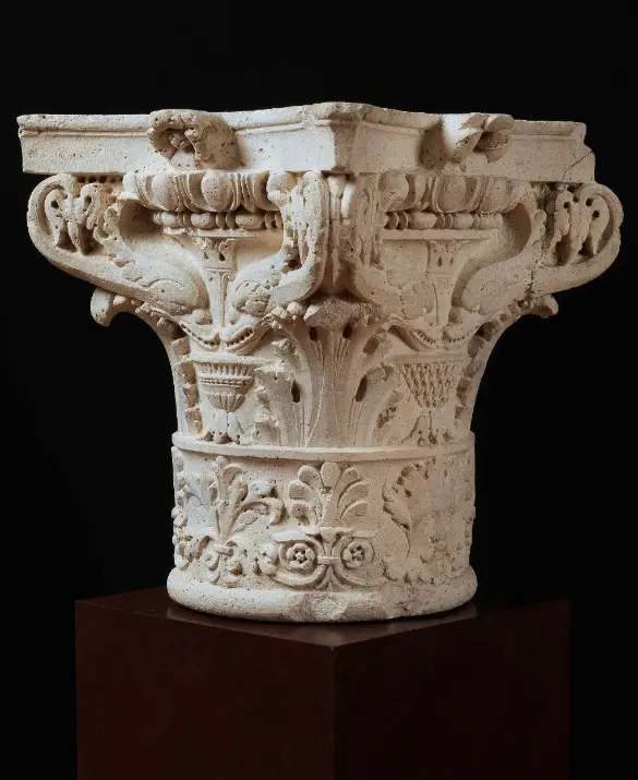 Capitello con delfini stilizzati in pietra d'Istria