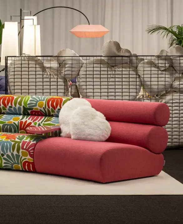 melody divano in tessuto rosa e decorato