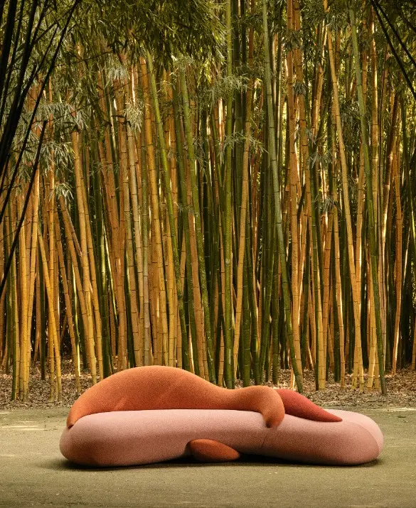 Double-sided Loop sofa immersed in greenery