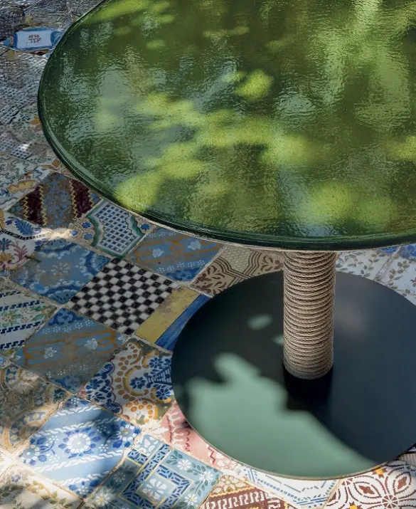 Noon table with round top, green enamelled finish and light grey rope base