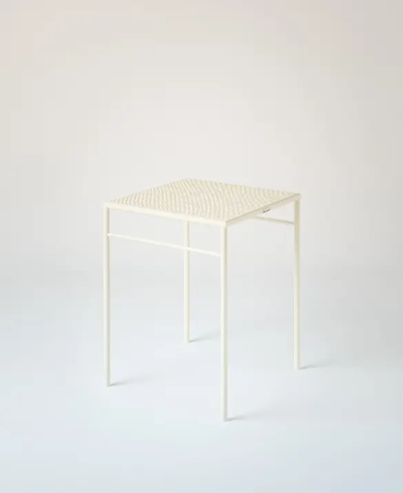 TABLE_CAFE_TRESSE_60x60_BLANC_PERLE_VUE_OBLIQUE.jpg