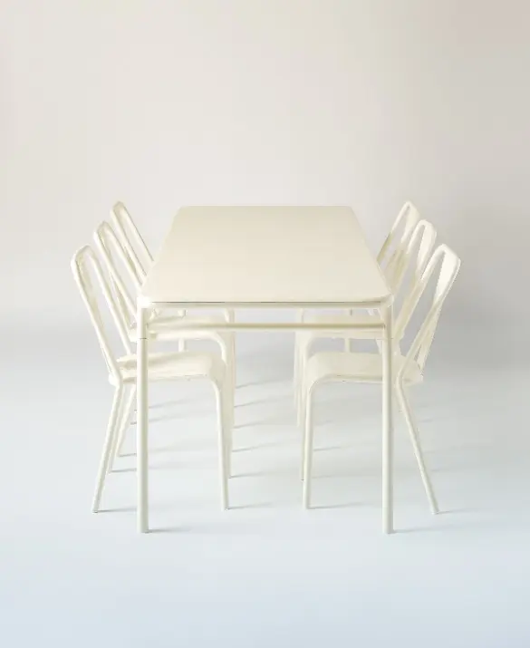 TABLE_T37_240x90_BLANC_PERLE_VUE_AVEC_CHAISES.jpg