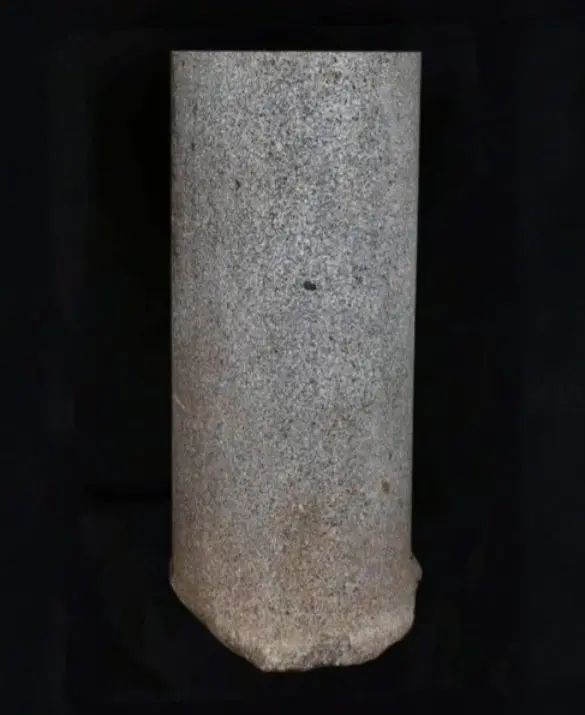 Colonna in granito grigio