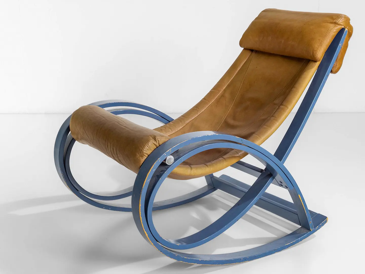  La sedia a dondolo Sgarsul, prodotta da Poltronova, rappresenta l'esordio di Gae Aulenti come designer e la sua appartenenza alla (breve) stagione del Neoliberty 