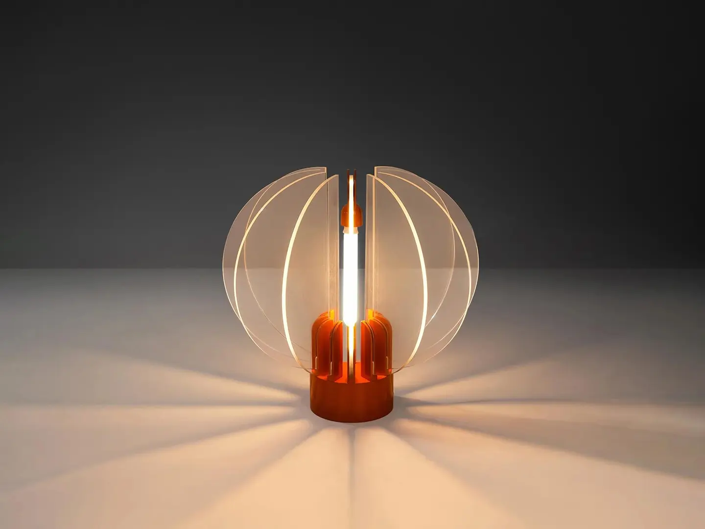 La lampada King Sun, progettata da Gae Aulenti per Kartell 