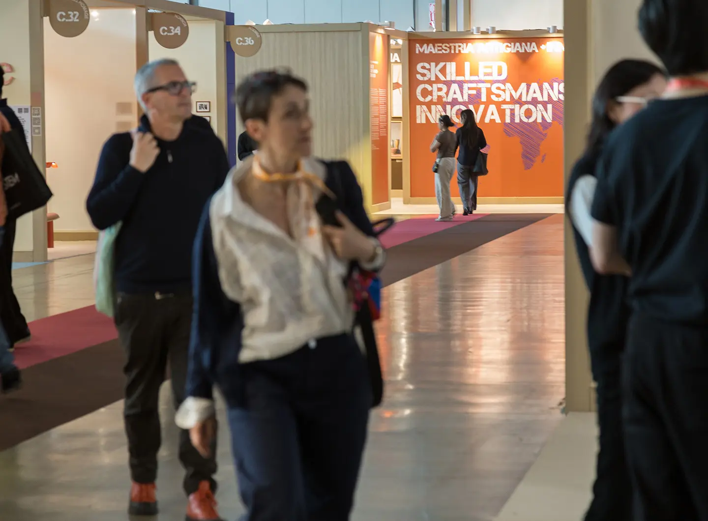 visitatori guardano gli stand del SaloneSatellite