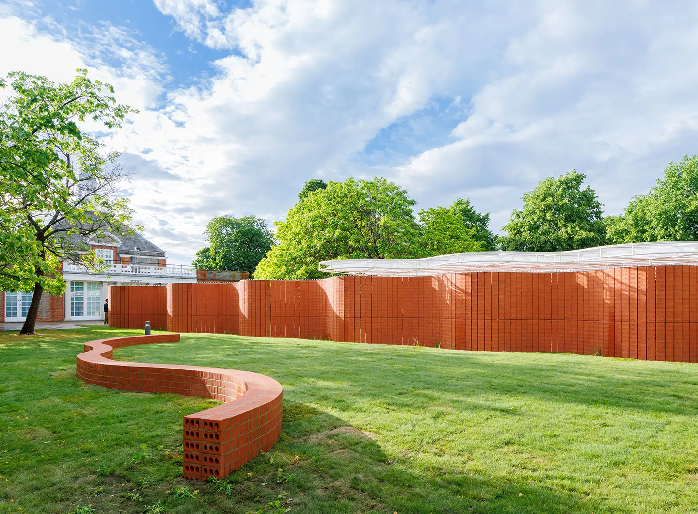 Serpentine Pavilion 2026 a serpentine, designed by Isabel Abascal and Alessandro Arienzo, LANZA atelier. Exterior view © LANZA atelier, Photo Iwan Baan, Courtesy Serpentine.