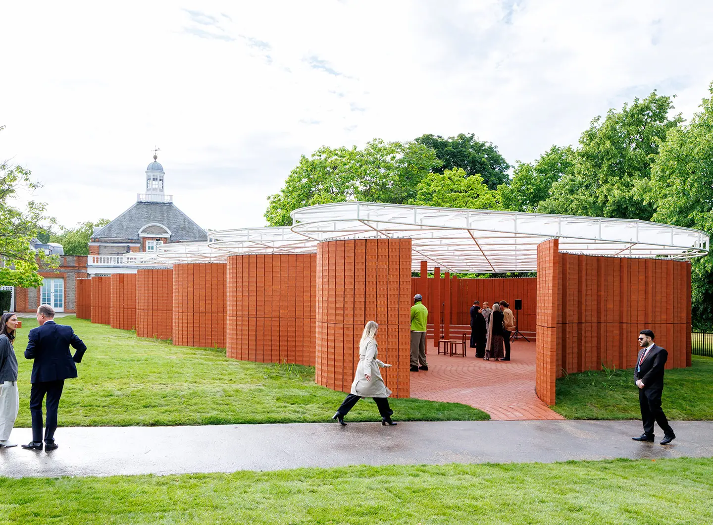 Serpentine Pavilion 2026 a serpentine, designed by Isabel Abascal and Alessandro Arienzo, LANZA atelier. Exterior view © LANZA atelier, Photo Iwan Baan, Courtesy Serpentine.