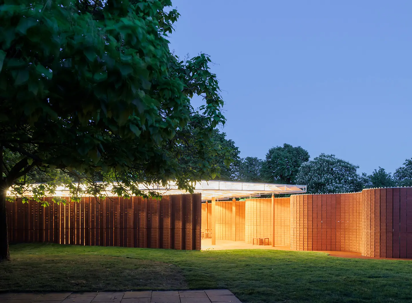 Serpentine Pavilion 2026 a serpentine, designed by Isabel Abascal and Alessandro Arienzo, LANZA atelier. Exterior view © LANZA atelier, Photo Iwan Baan, Courtesy Serpentine.