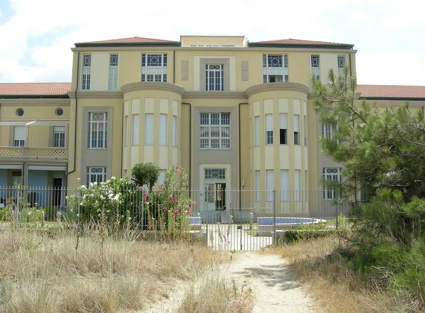 Colonie di Calambrone, progetto collettivo (tra gli altri Ugo Giovannozzi, Angiolo Mazzoni, Roberto Narducci) - Ph. Sailko