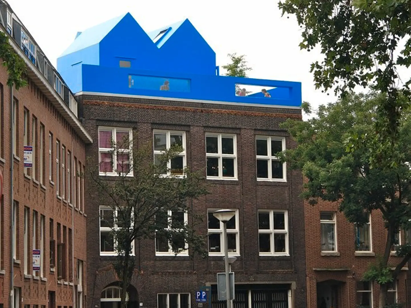 Didden Village di MVRDV a Rotterdam, 2006: un'estensione blu sul tetto di una casa esistente, concepita come prototipo di densificazione della città - Ph. Rob't Hart