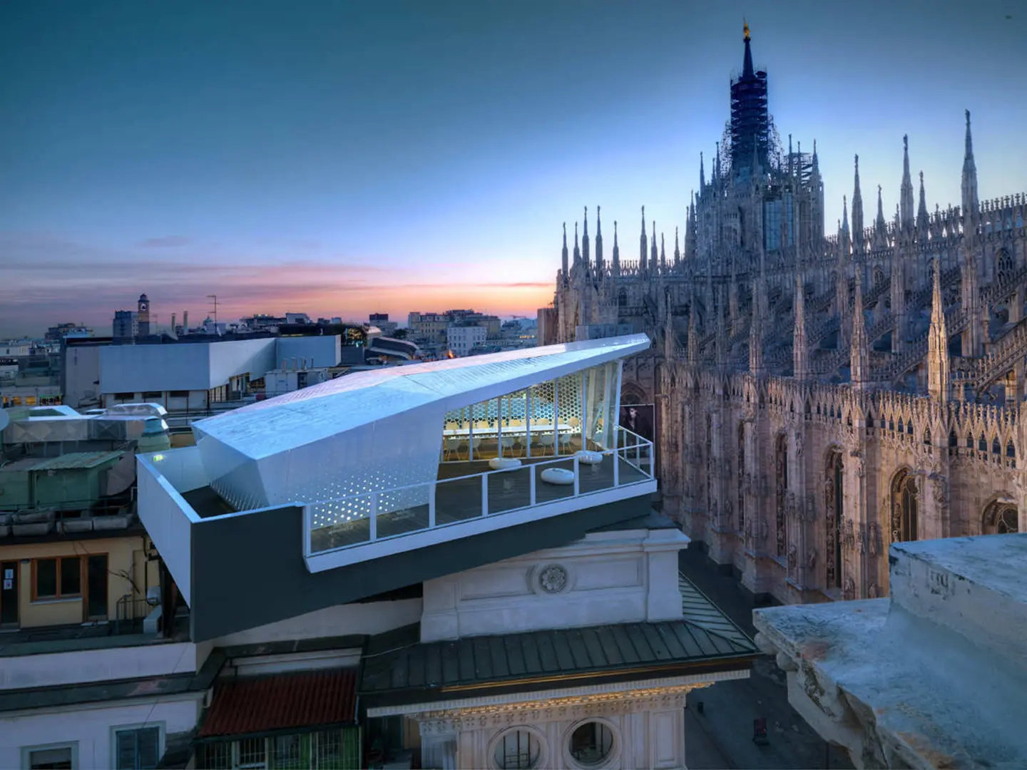 The Cube di Park Associati, padiglione-ristorante temporaneo installato sul tetto di un palazzo in piazza Duomo a Milano nel 2011- Ph. Andrea Martiradonna