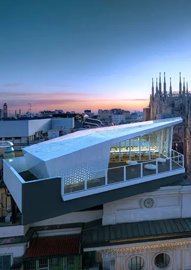 The Cube di Park Associati, padiglione-ristorante temporaneo installato sul tetto di un palazzo in piazza Duomo a Milano nel 2011 - Ph. Andrea Martiradonna