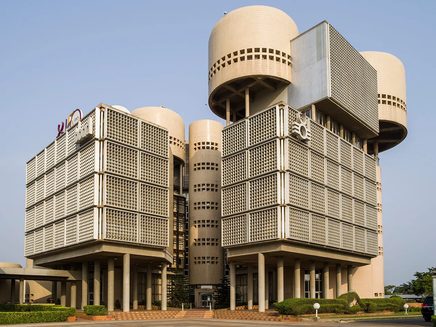 MOMA 1 – Banque Ouest Africaine de Développement (BOAD), Lomé, Togo - Guy Durand, Yves Ménard e Messan Raphaël Ekoué-Hagbonon - Ph. François-Xavier Gbré