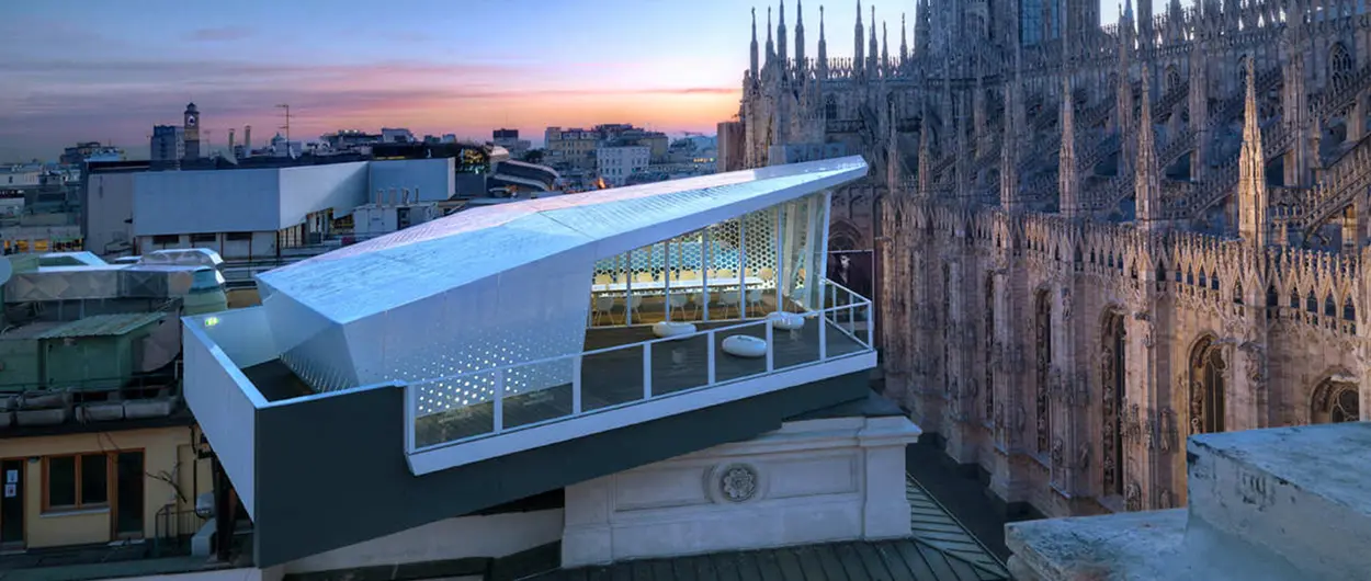 The Cube di Park Associati, padiglione-ristorante temporaneo installato sul tetto di un palazzo in piazza Duomo a Milano nel 2011 - Ph. Andrea Martiradonna