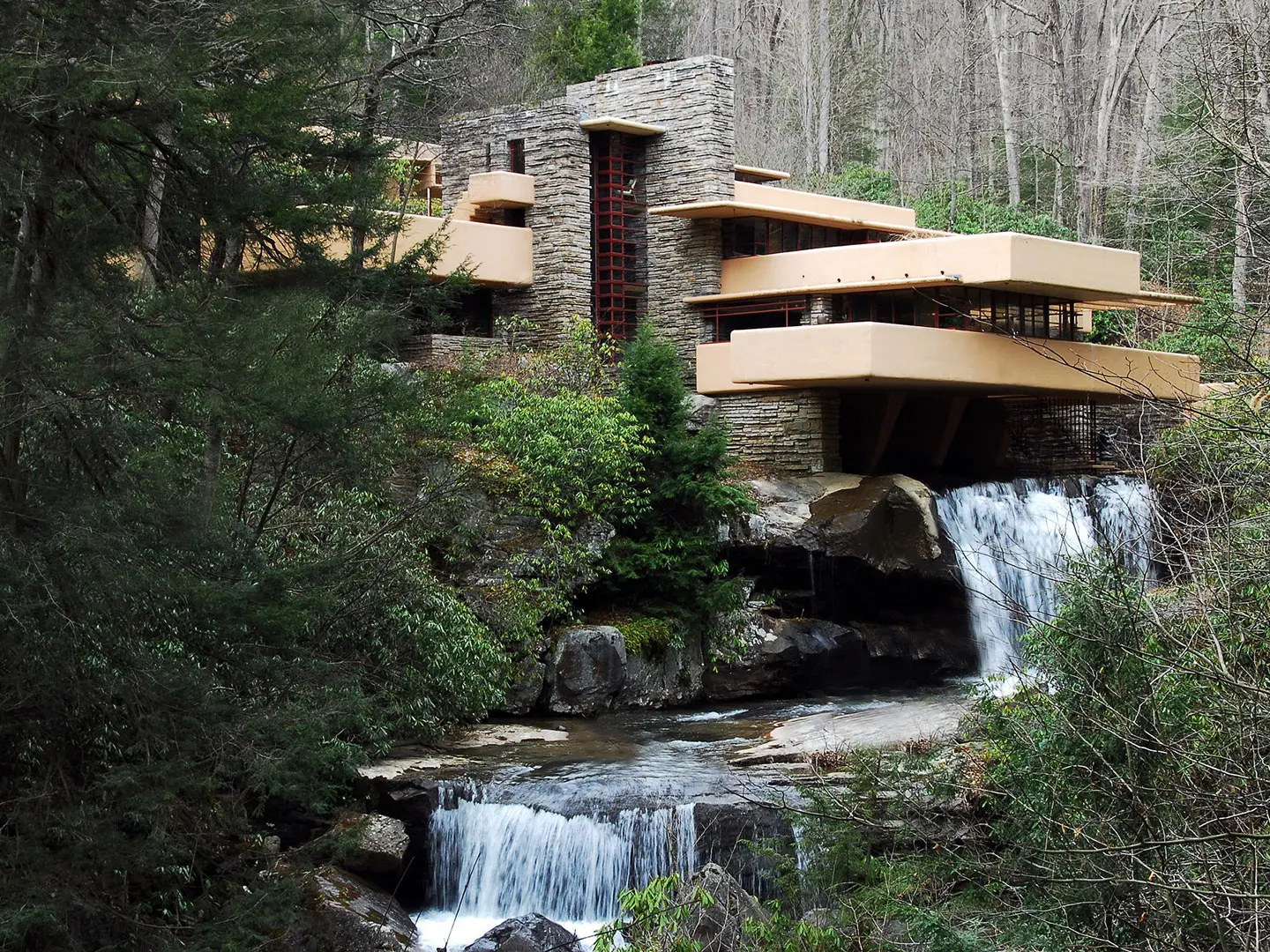Fallingwater, Frank Lloyd Wright, Bear Run (Pennsylvania), 1935 - Ph. lachrimae72 / Wikimedia Commons 
