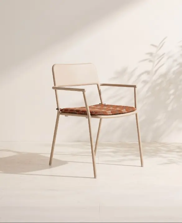 Manufactured in aluminium, EDI is a complete collection of outdoor furniture that considers modernity without forgetting the goodness of the past.  Solid, with generous proportions, EDI generates a sense of intimacy and an immediate connection between the objects and the surrounding environment. Formal simplicity is a profound expression of quality. It means resolving complexity with synthesis, working simply, and creating a new identity.