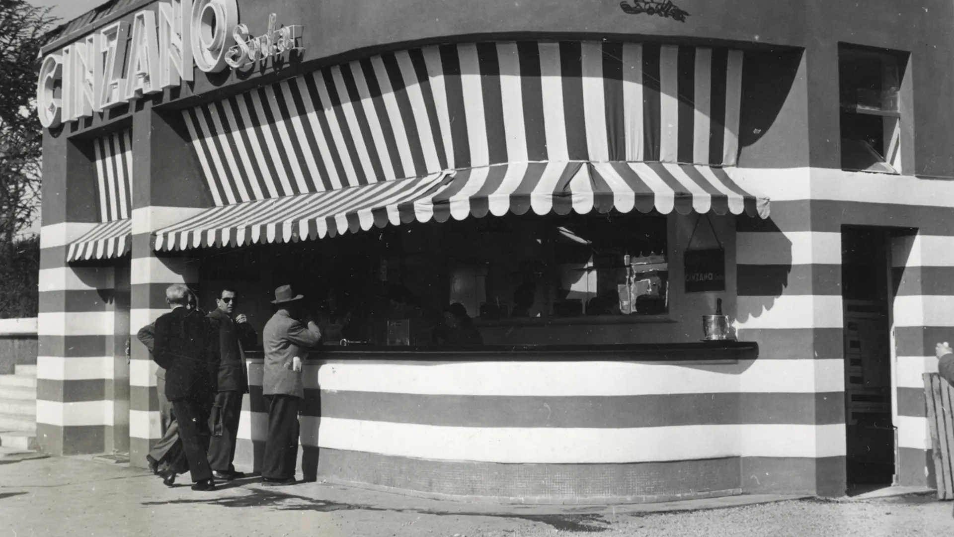 Cinzano tasting and sale kiosk at the Milan Trade Fair in 1951