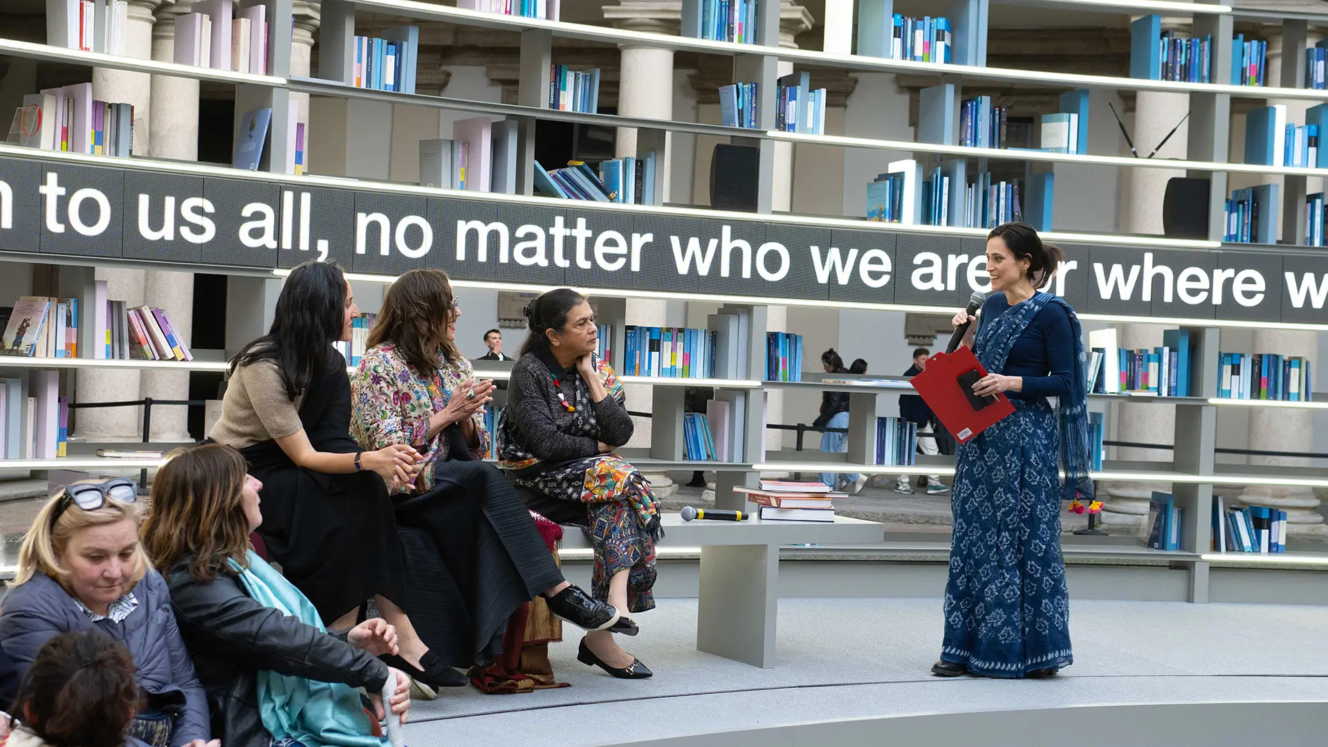 Talk Intessere l’Arte Indiana, ambientato nell'installazione The light of Library di Es Devlin
