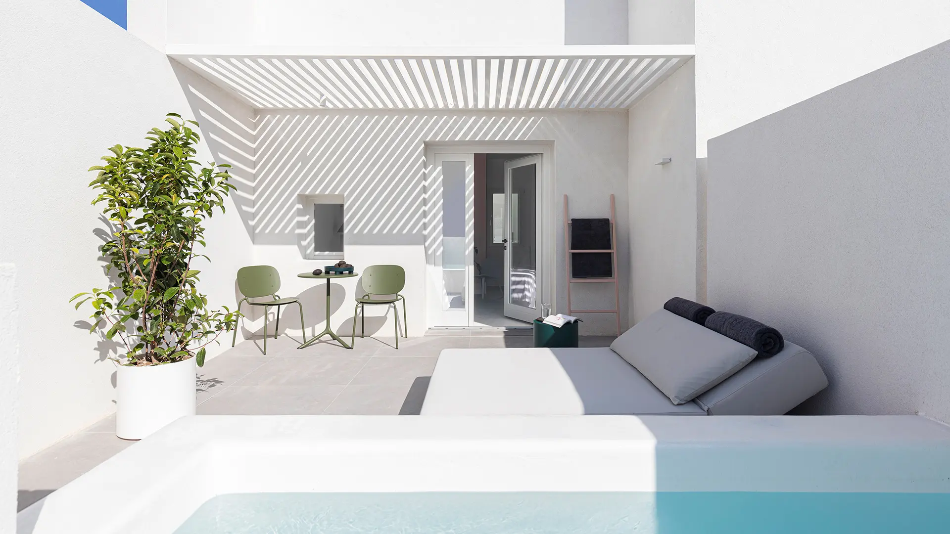 veduta del boutique hotel Neo Suites a santorini in Grecia, progettato da Kapsimalis Architects