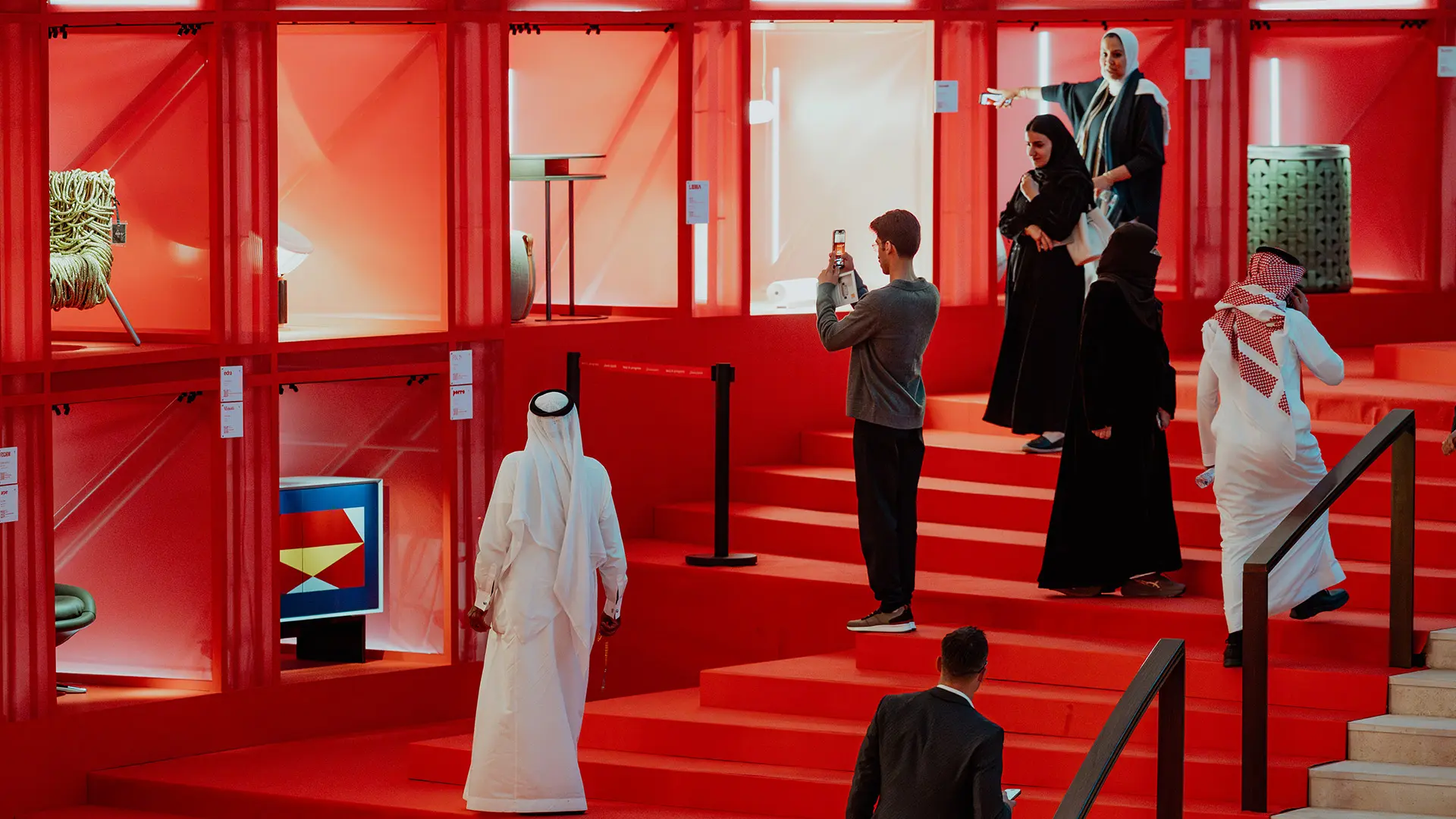 Red in progress, installazione Giò Forma, scalinata con visitatori