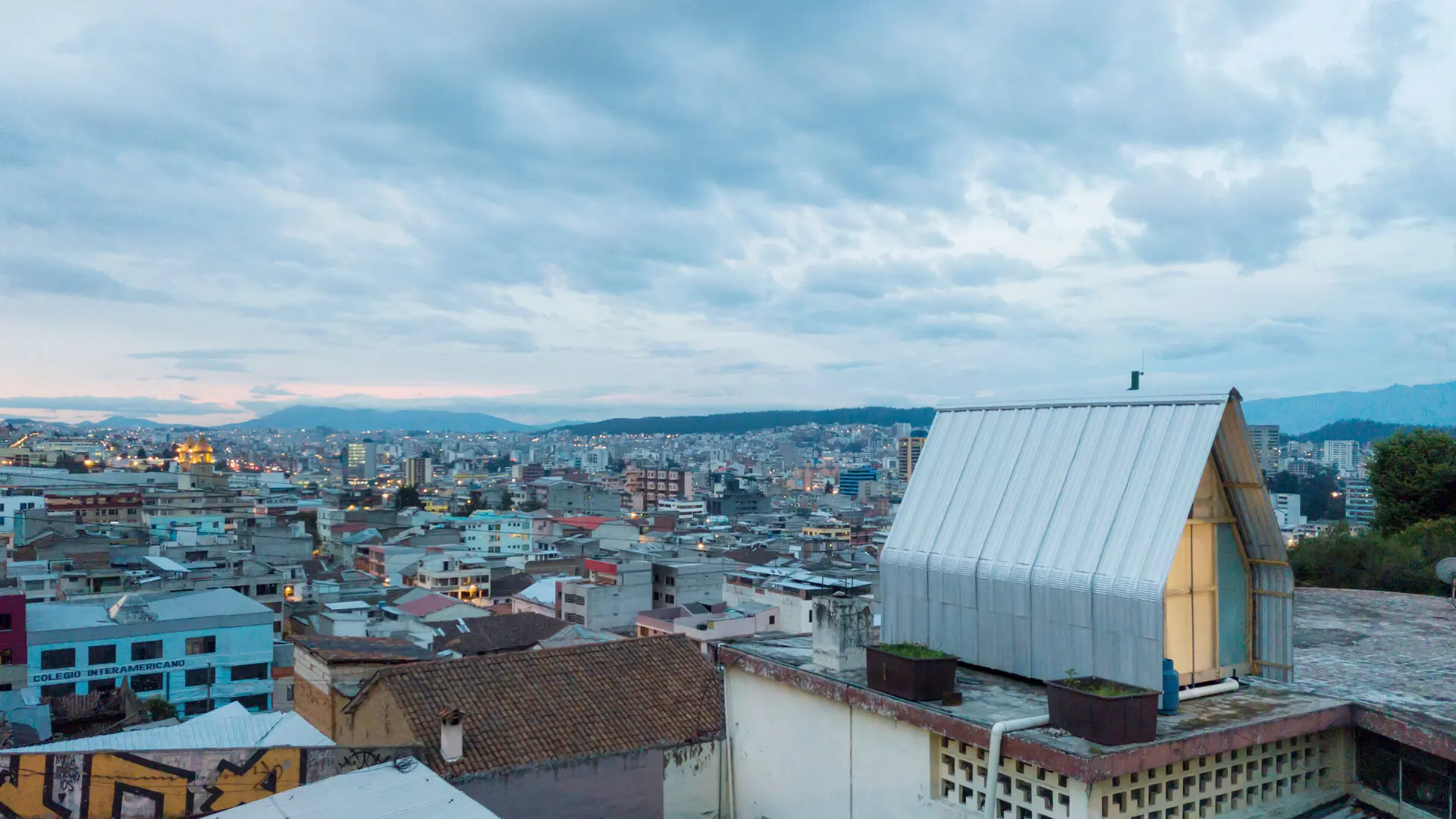 Casa Parásito di El Sindicato Arquitectura a Quito (2019): una micro-abitazione di 12 m² sul tetto di un edificio esistente, agganciata alle sue reti idriche ed elettriche   Foto Andrés Villota