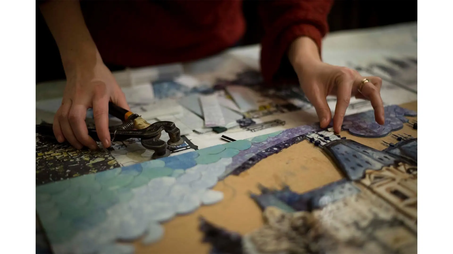The Georgies mosaic becomes a contemporary language, in which texture and chromatic rhythm create depth and expressiveness alongside the multilayer fused glass painting. So that in a dance dictated by the clink of pliers, in our workshops, we give life to glass!